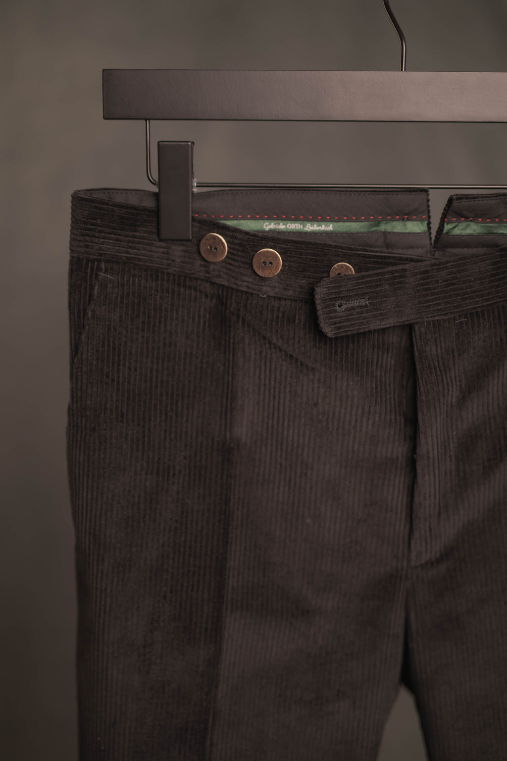 Cordhose schwarz mit Spitzbund