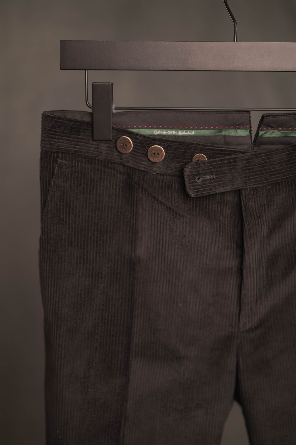 Cordhose schwarz mit Spitzbund