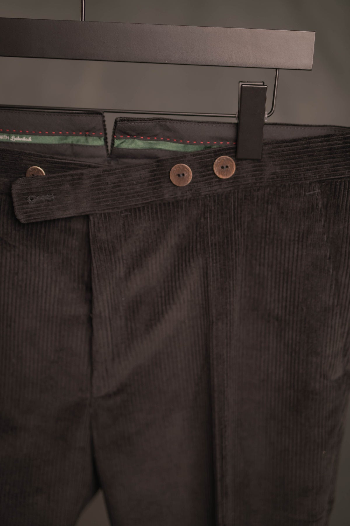 Cordhose schwarz mit Spitzbund