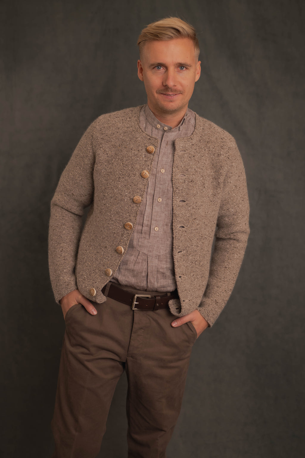 Strickjacke Niklas in beige/braun