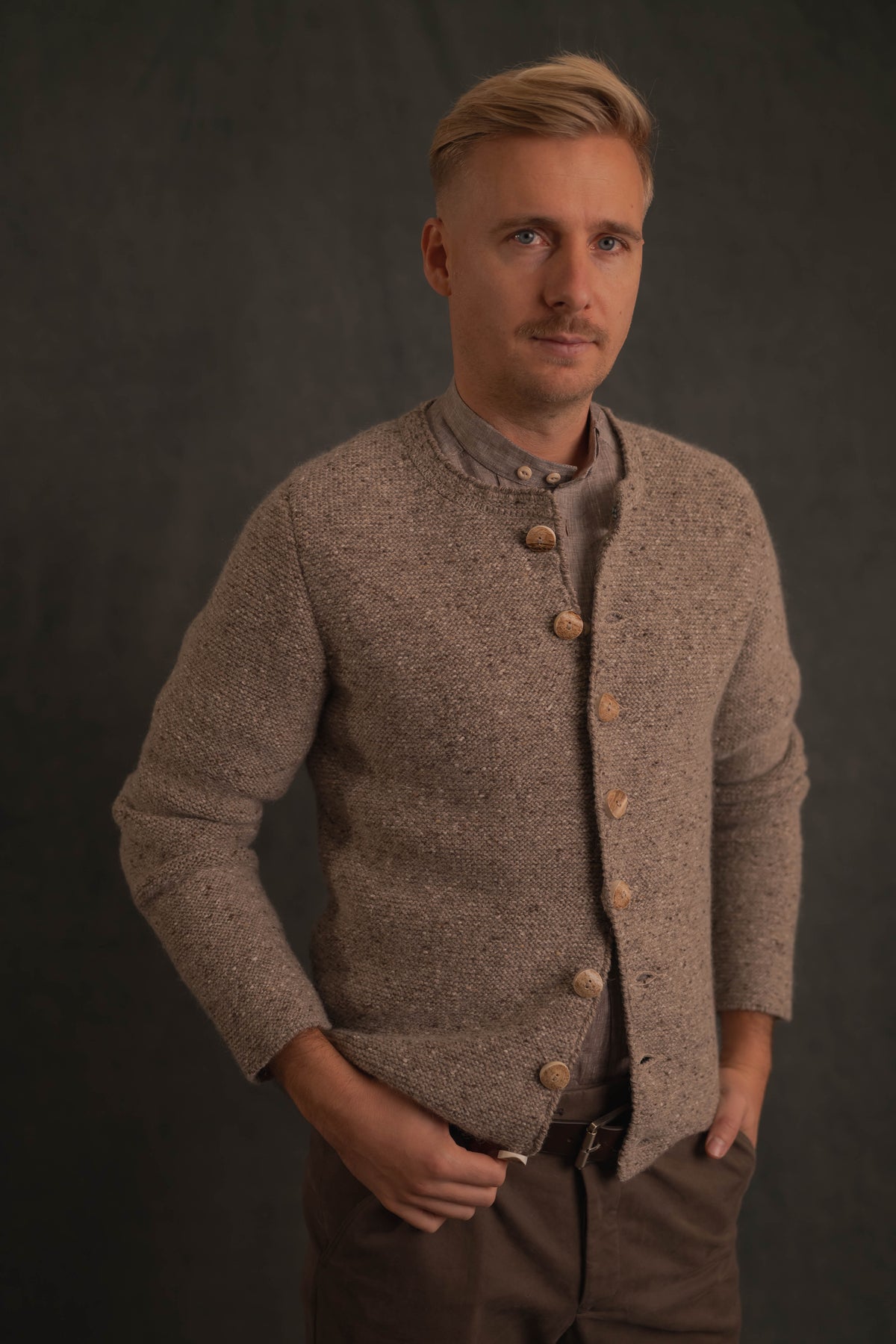 Strickjacke Niklas in beige/braun