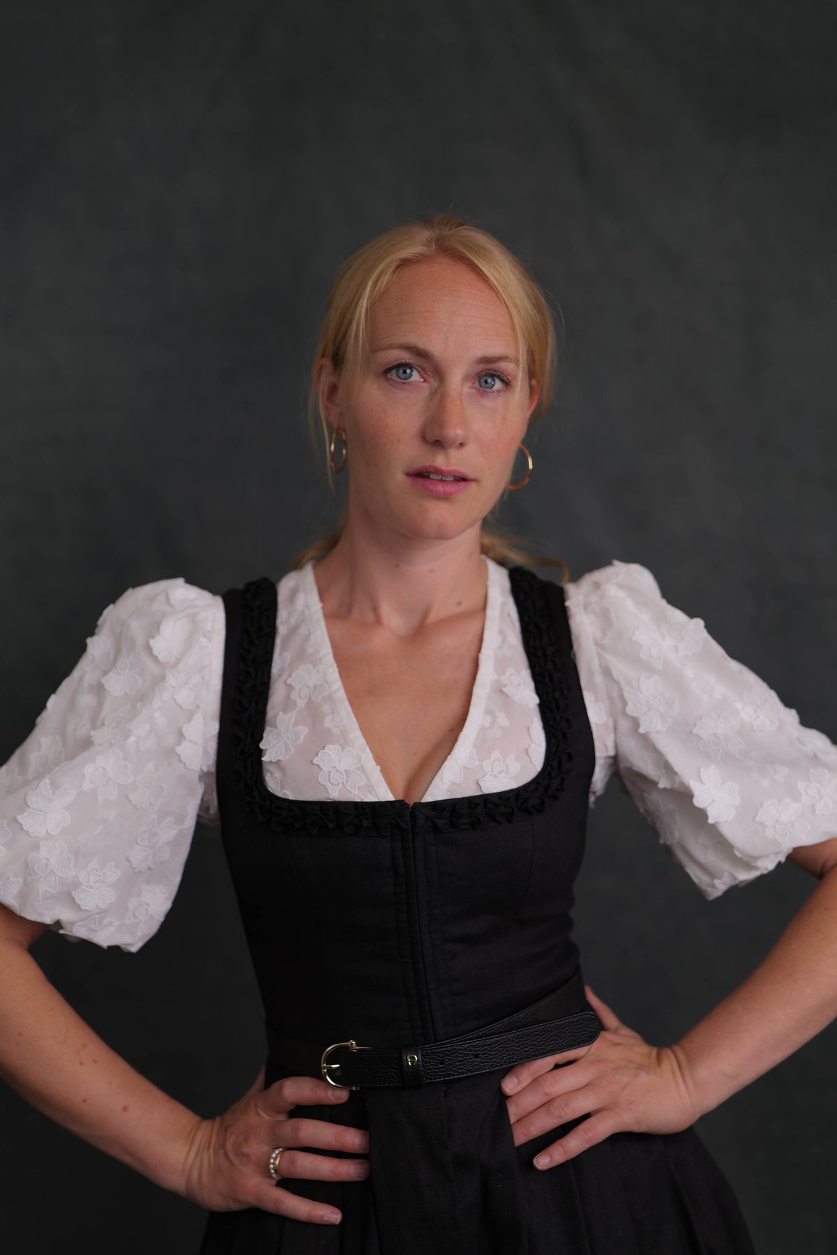 Dirndbluse mit Puffarm und Blüten
