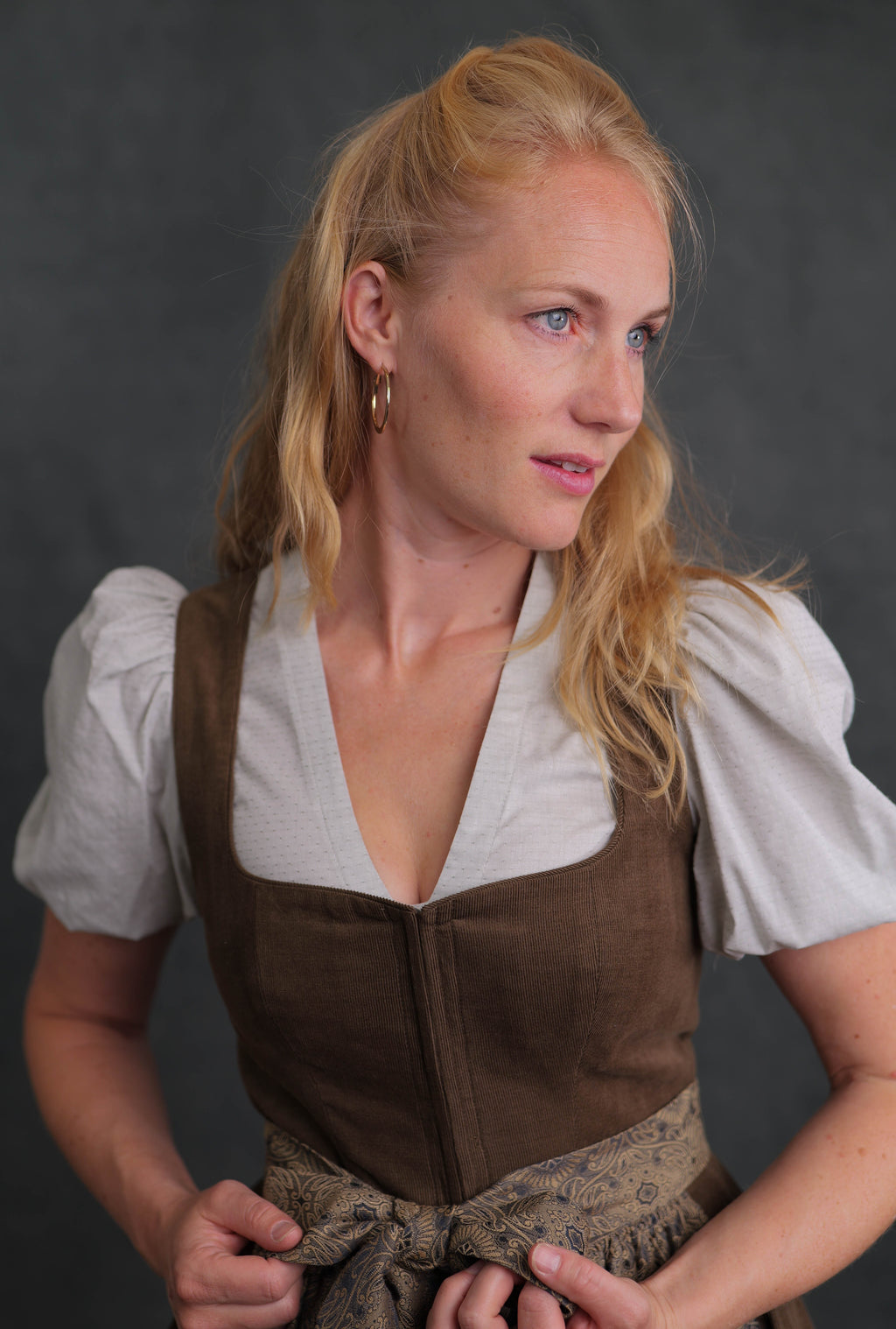 Dirndlbluse Tupfen salbei