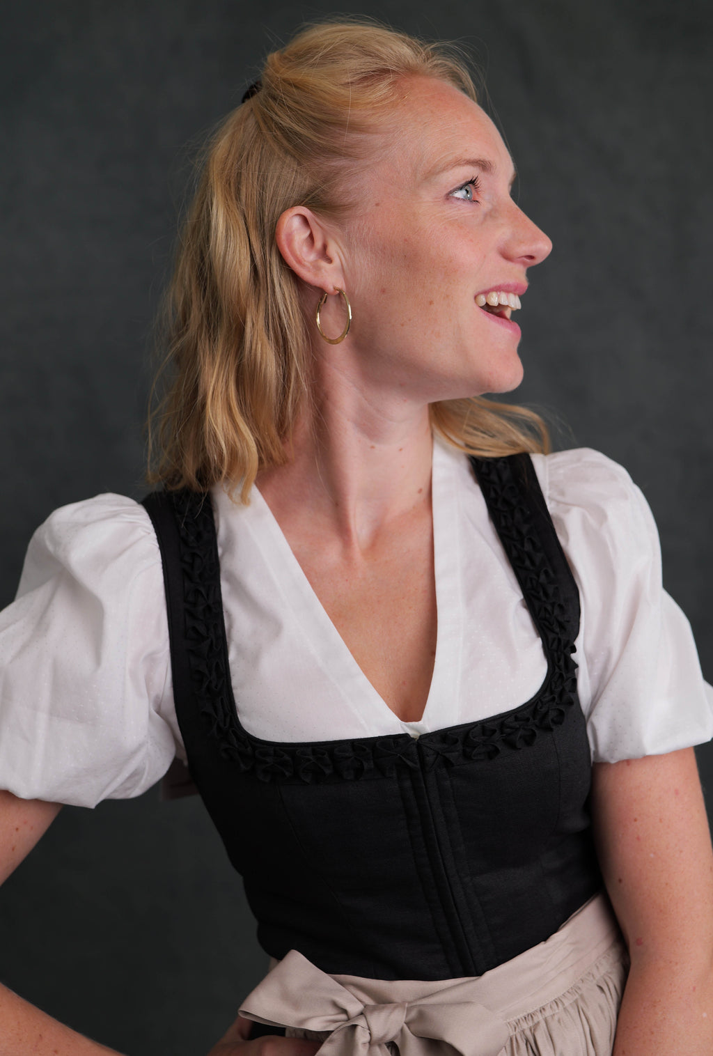 Dirndlbluse Tupfen weiß