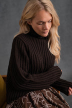 Grober Strickpullover mit Rollkragen in braun