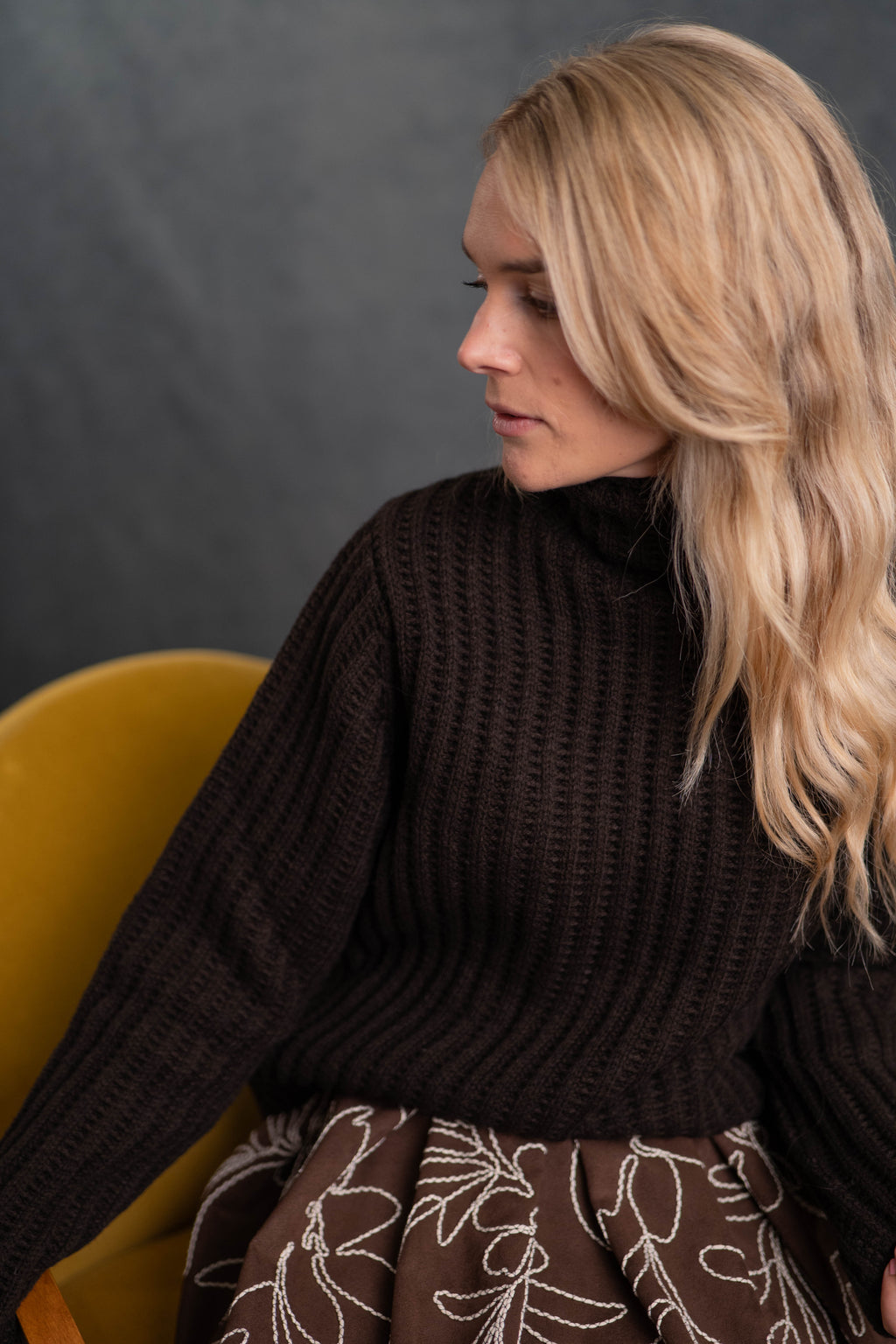 Grober Strickpullover mit Rollkragen in braun