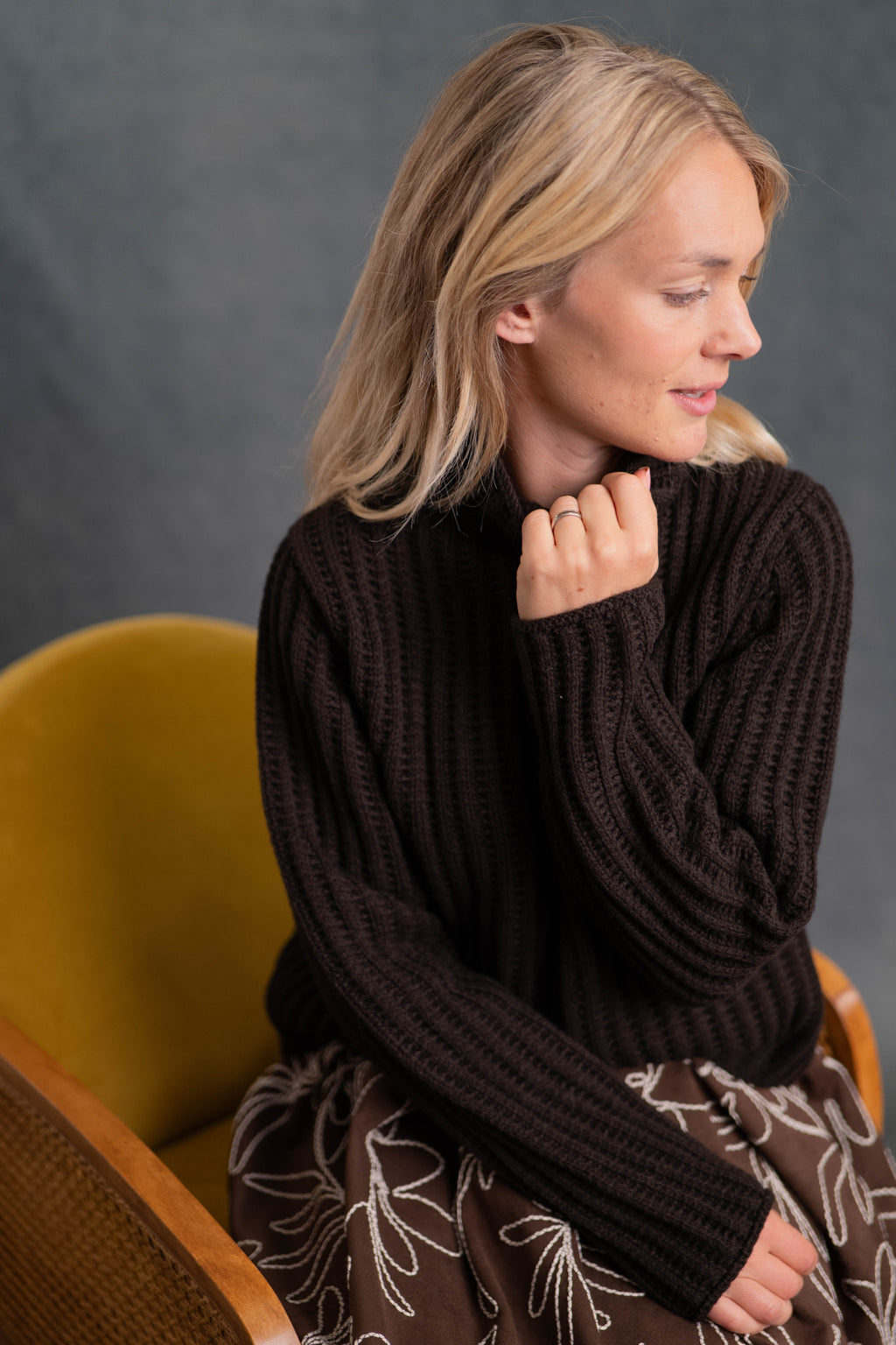 Grober Strickpullover mit Rollkragen in braun