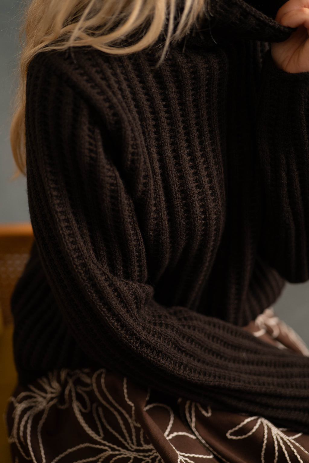 Grober Strickpullover mit Rollkragen in braun