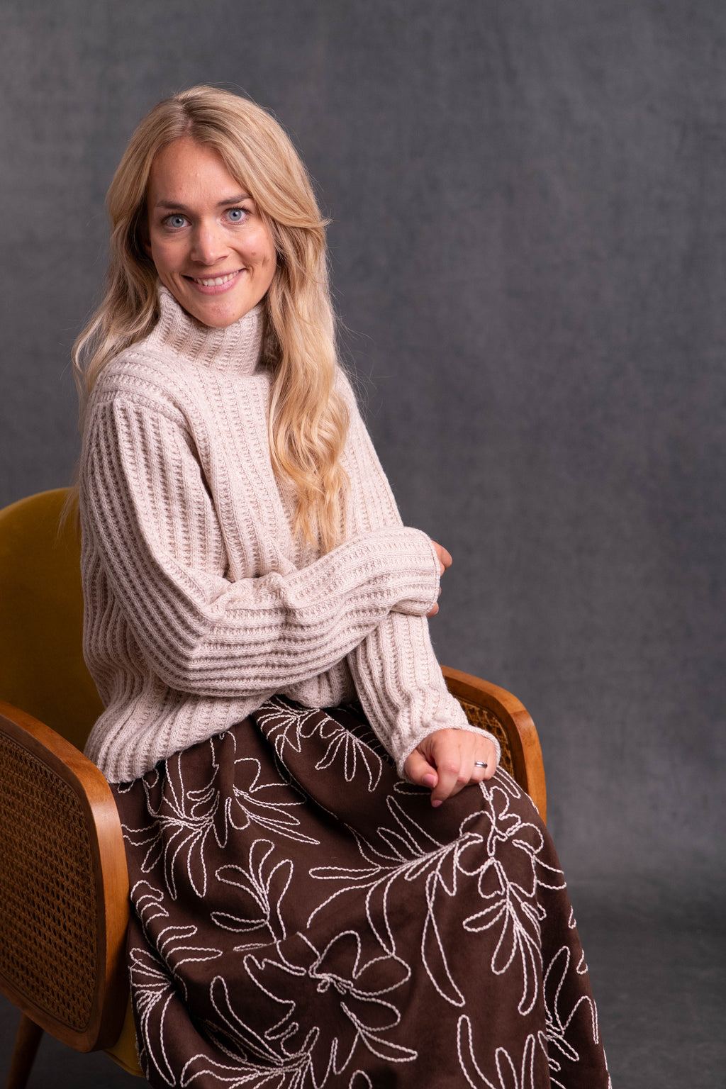 Grober Strickpullover mit Rollkragen in beige
