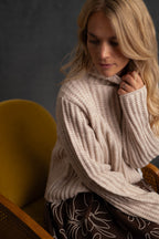 Grober Strickpullover mit Rollkragen in beige