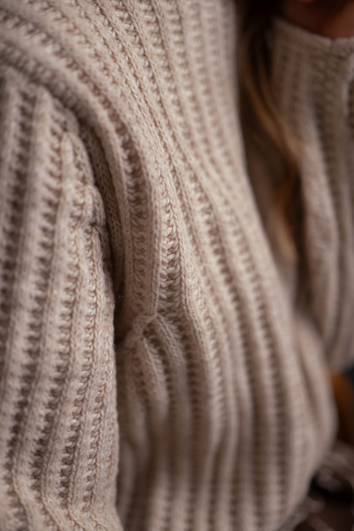 Grober Strickpullover mit Rollkragen in beige