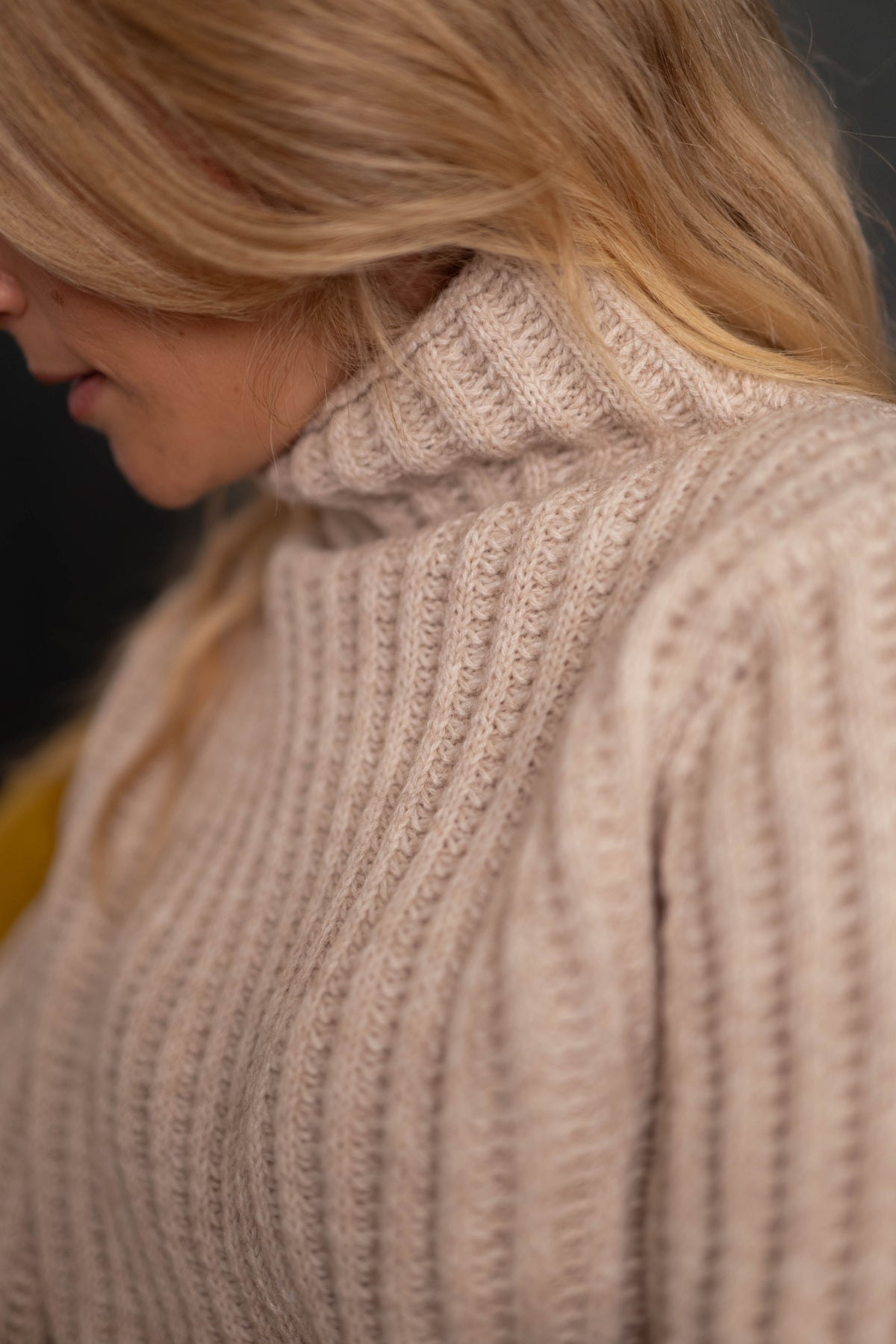 Grober Strickpullover mit Rollkragen in beige