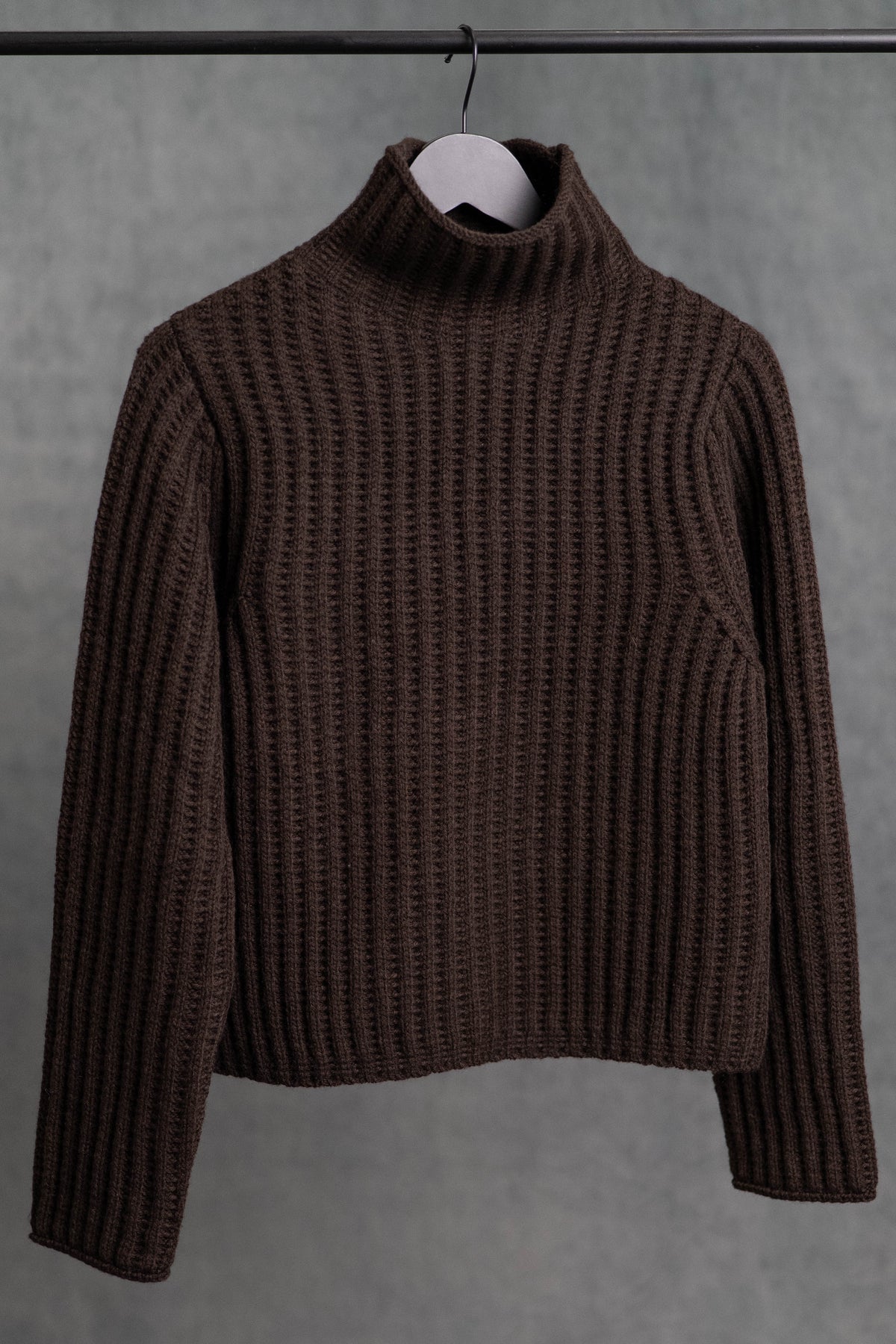 Grober Strickpullover mit Rollkragen in braun