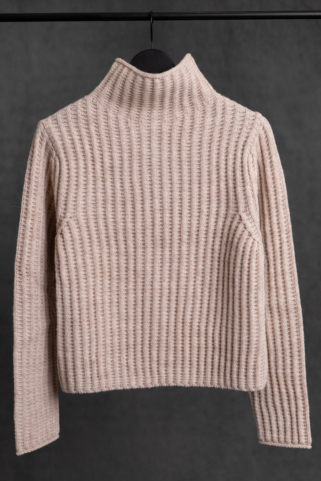 Grober Strickpullover mit Rollkragen in beige