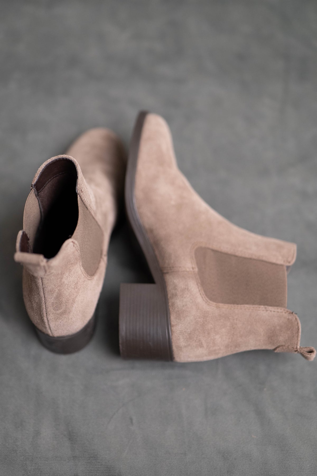 Velours-Stiefelette in taupe