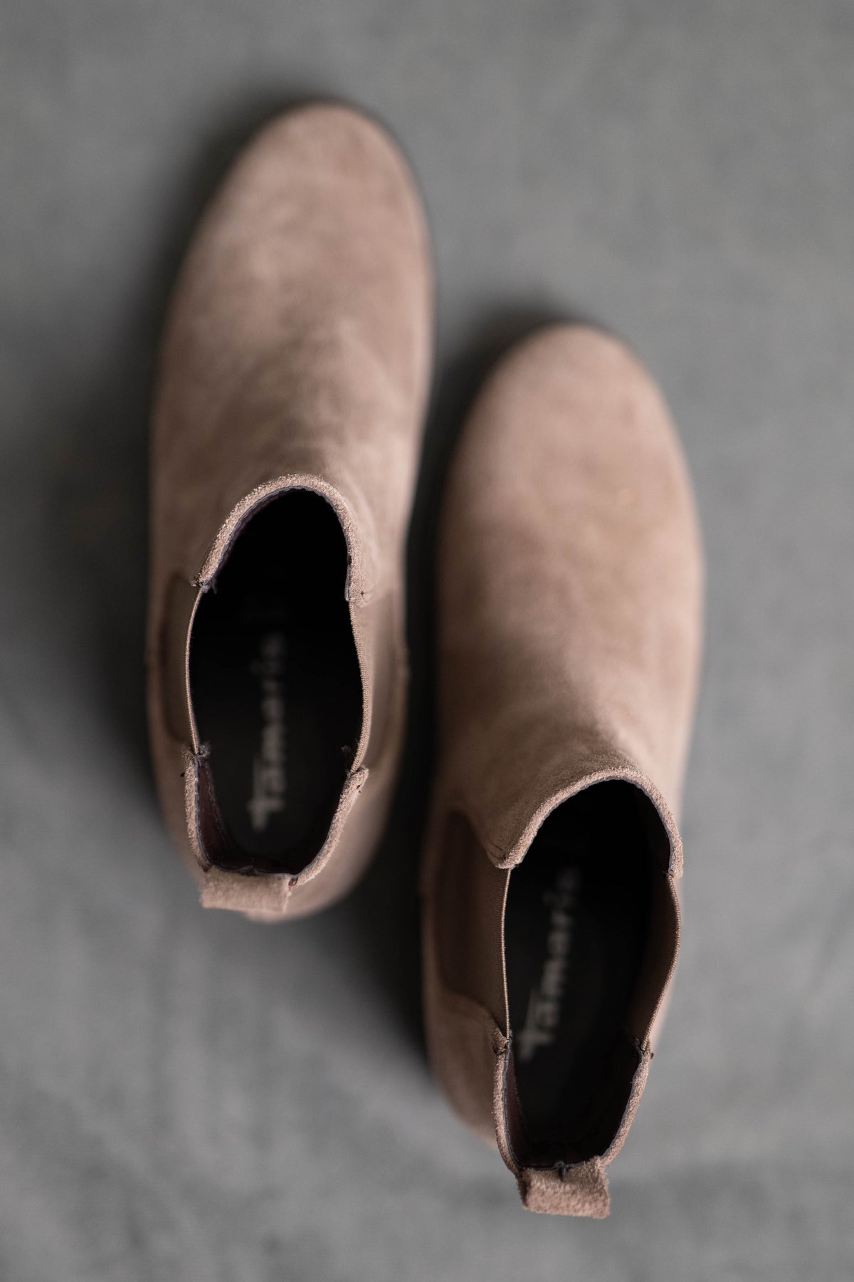 Velours-Stiefelette in taupe