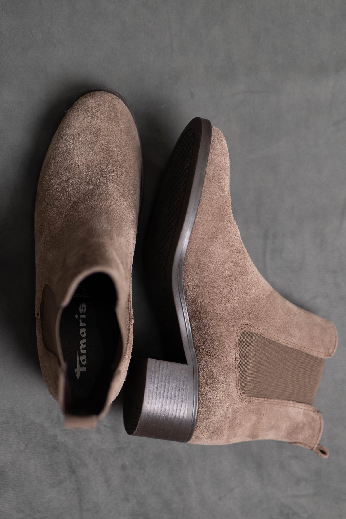 Velours-Stiefelette in taupe