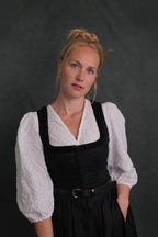Dirndlbluse mit Ornamenten
