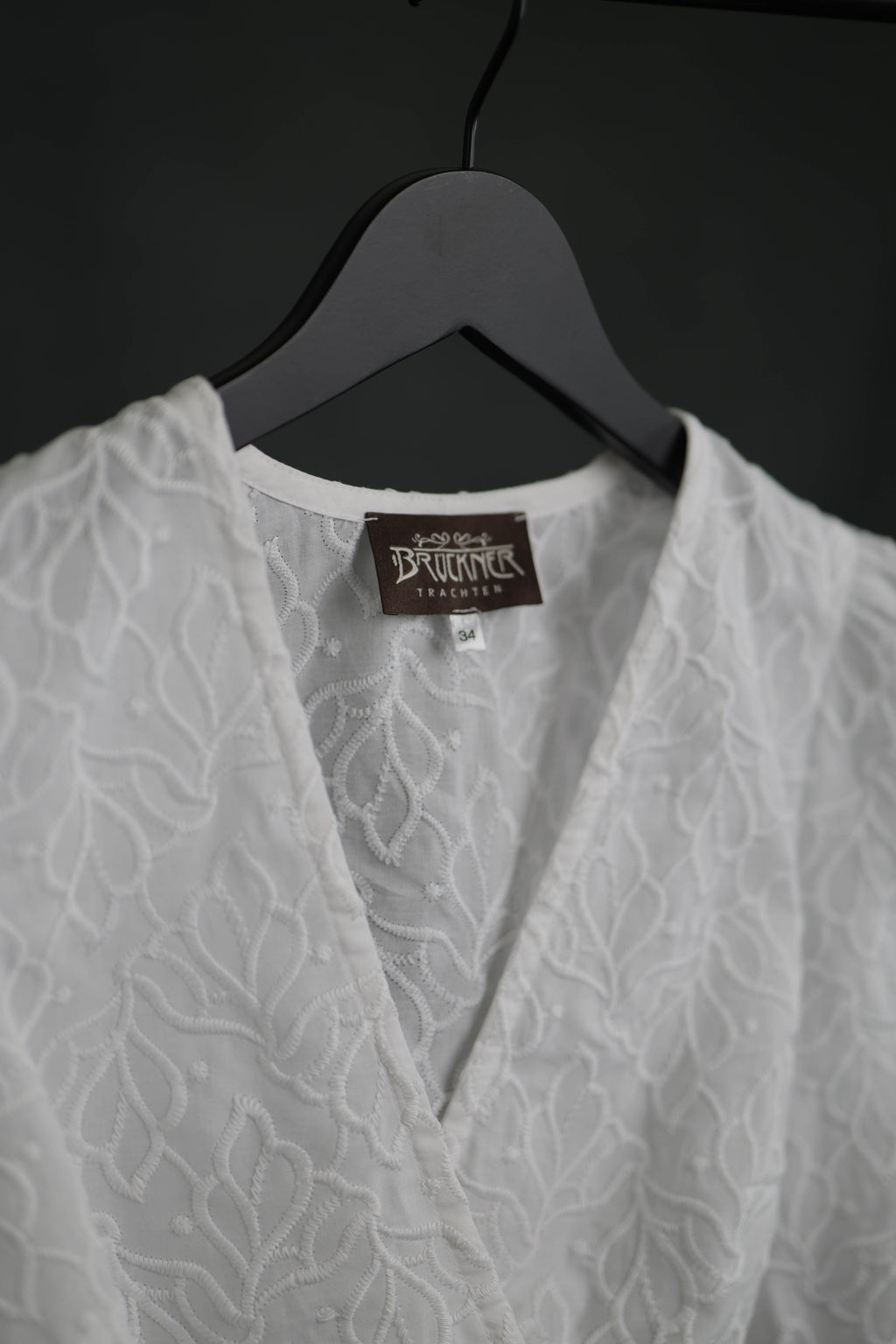 Dirndlbluse mit Ornamenten