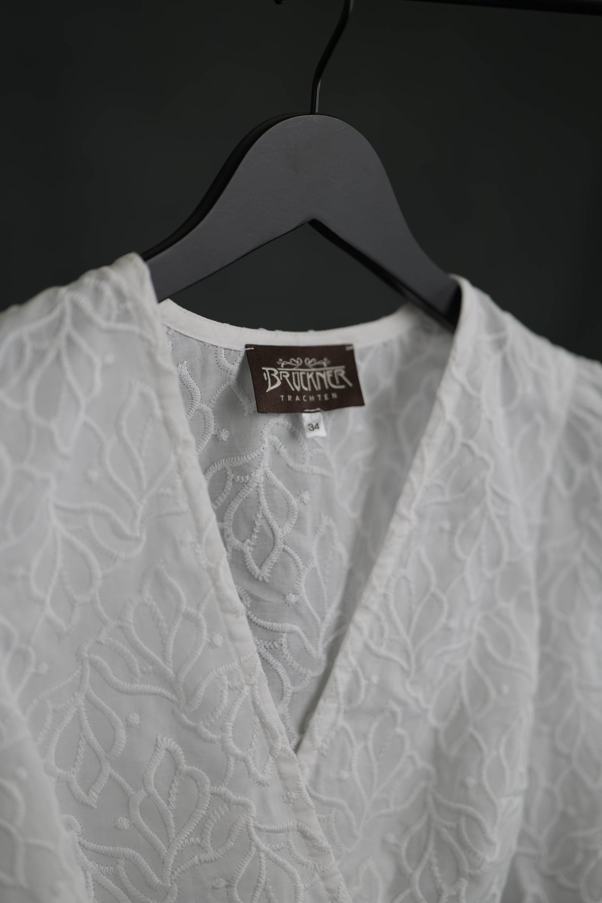 Dirndlbluse mit Ornamenten