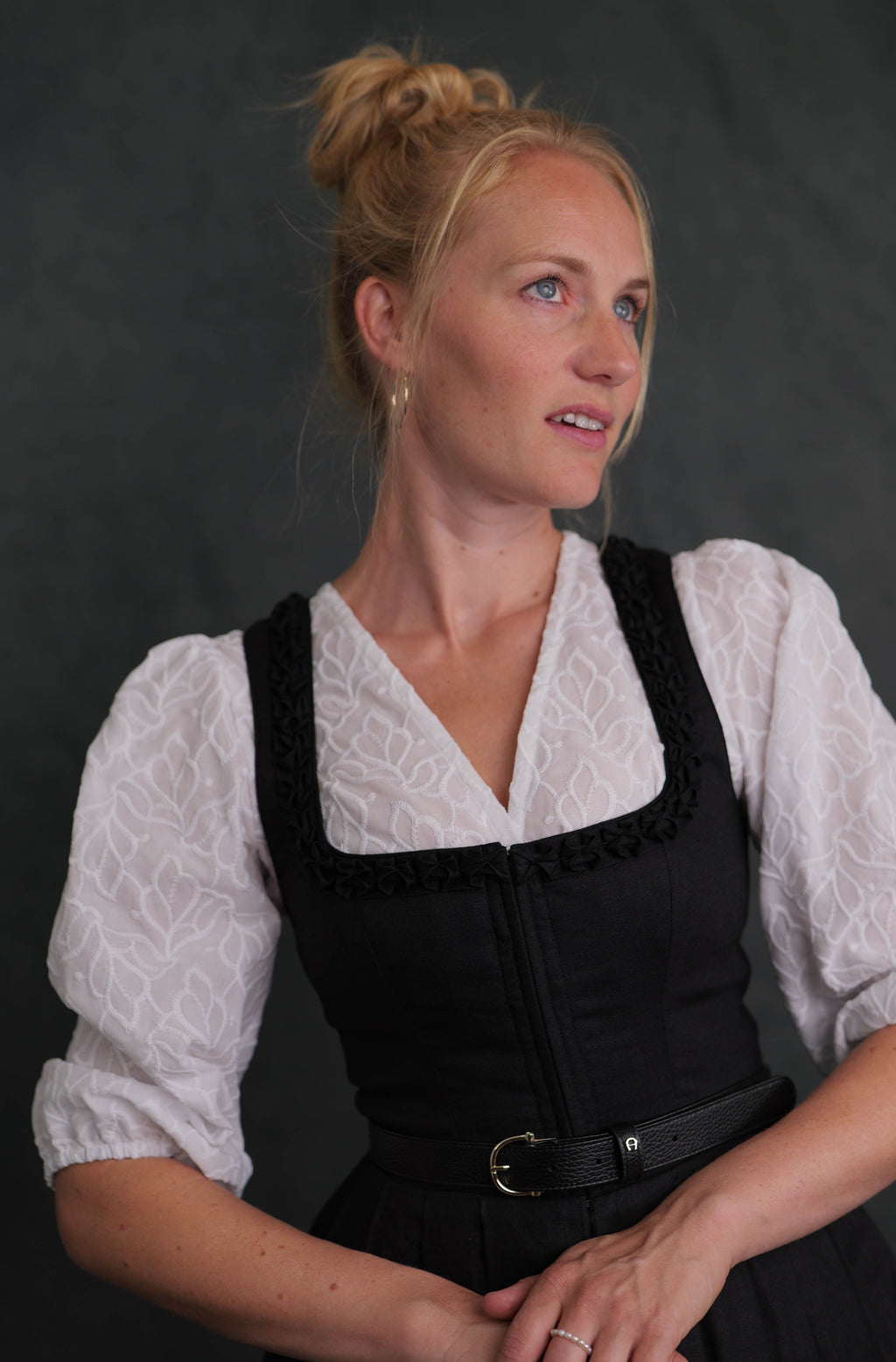 Dirndlbluse mit Ornamenten