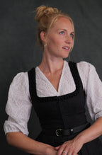 Dirndlbluse mit Ornamenten